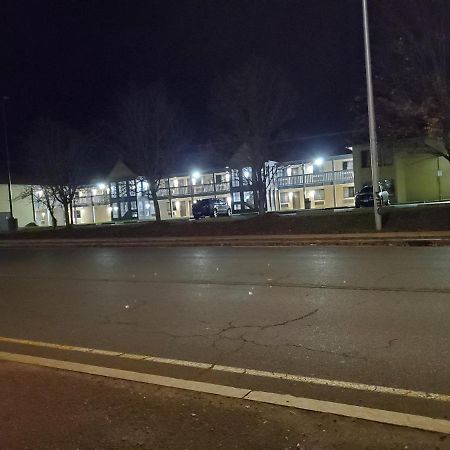 Travel Inn Motel Hartford Exterior photo