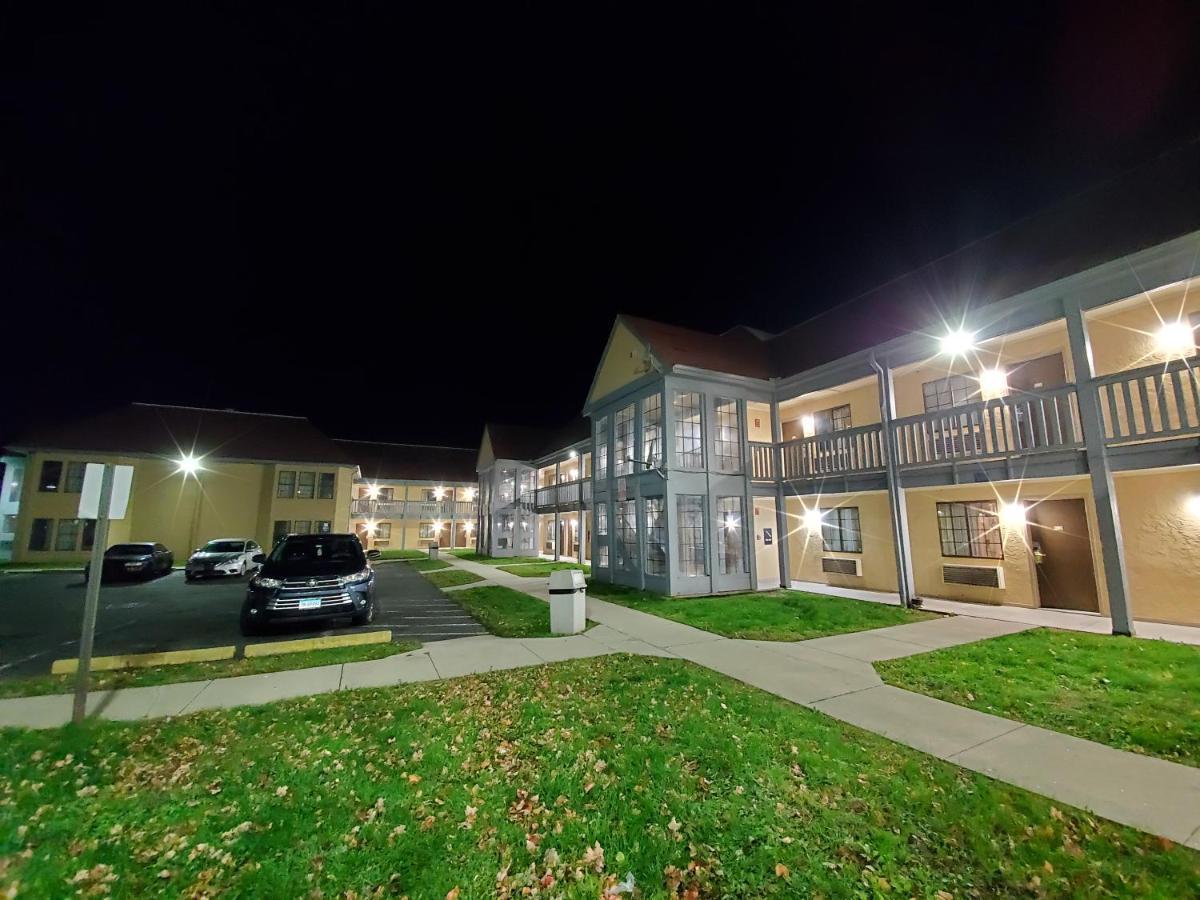 Travel Inn Motel Hartford Exterior photo