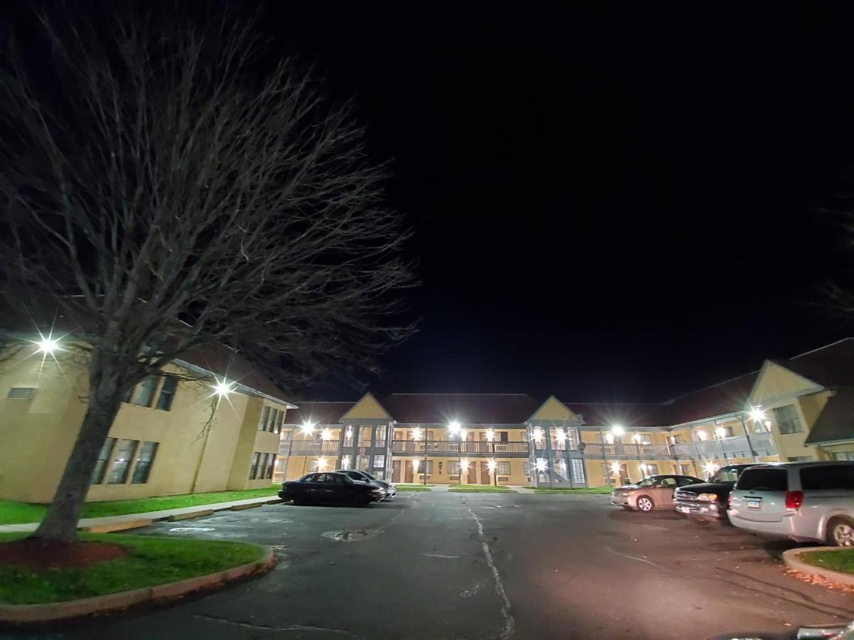 Travel Inn Motel Hartford Exterior photo