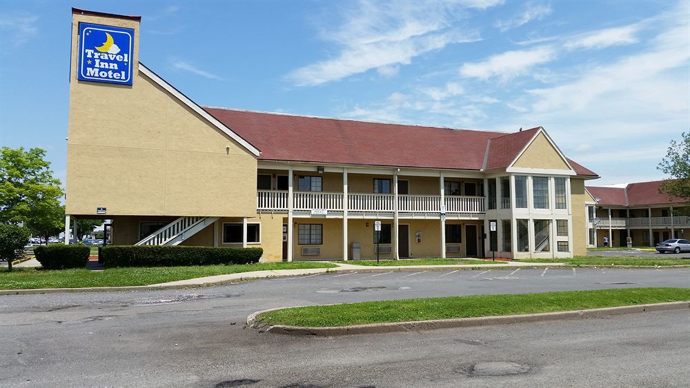 Travel Inn Motel Hartford Exterior photo