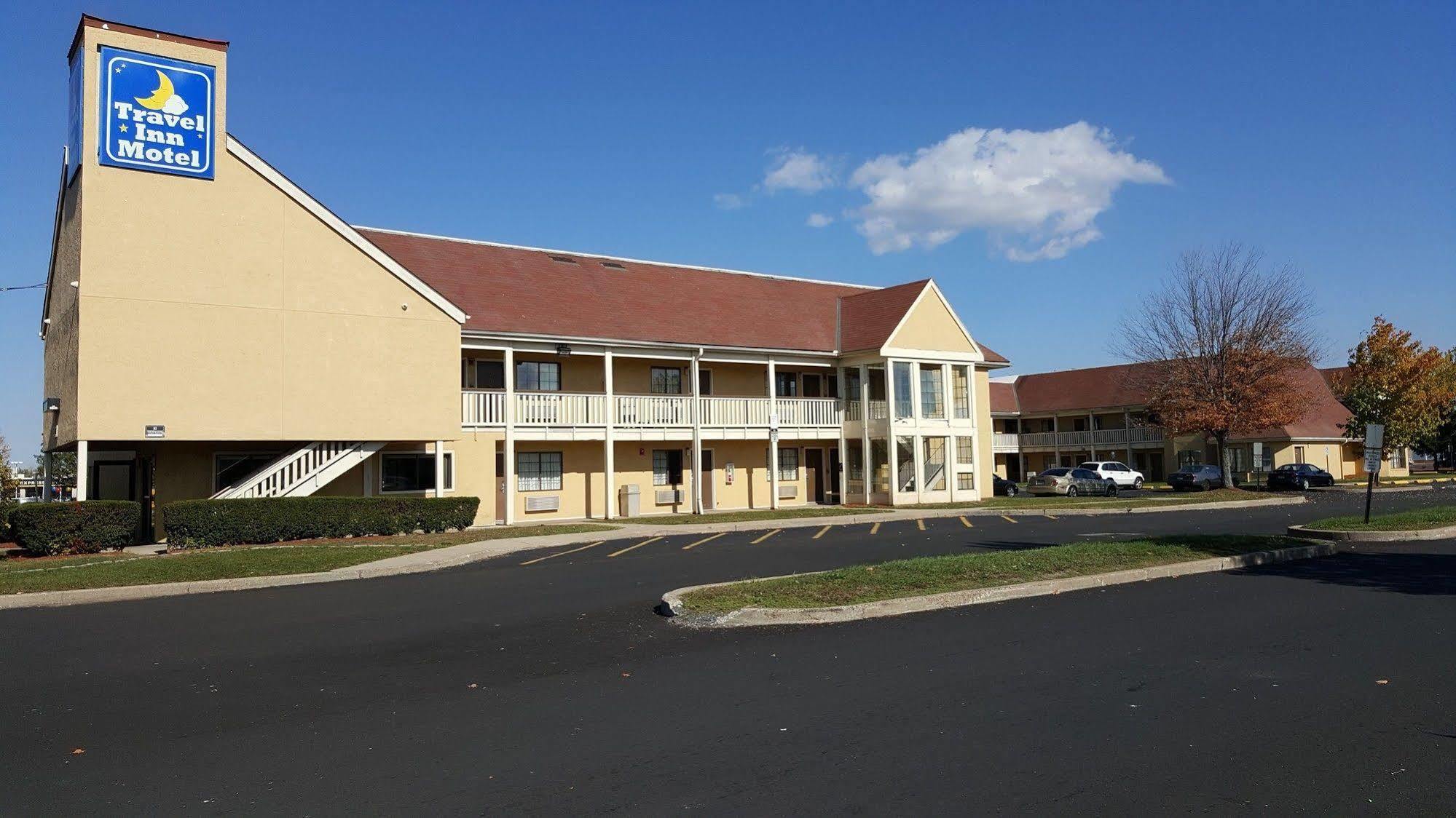 Travel Inn Motel Hartford Exterior photo