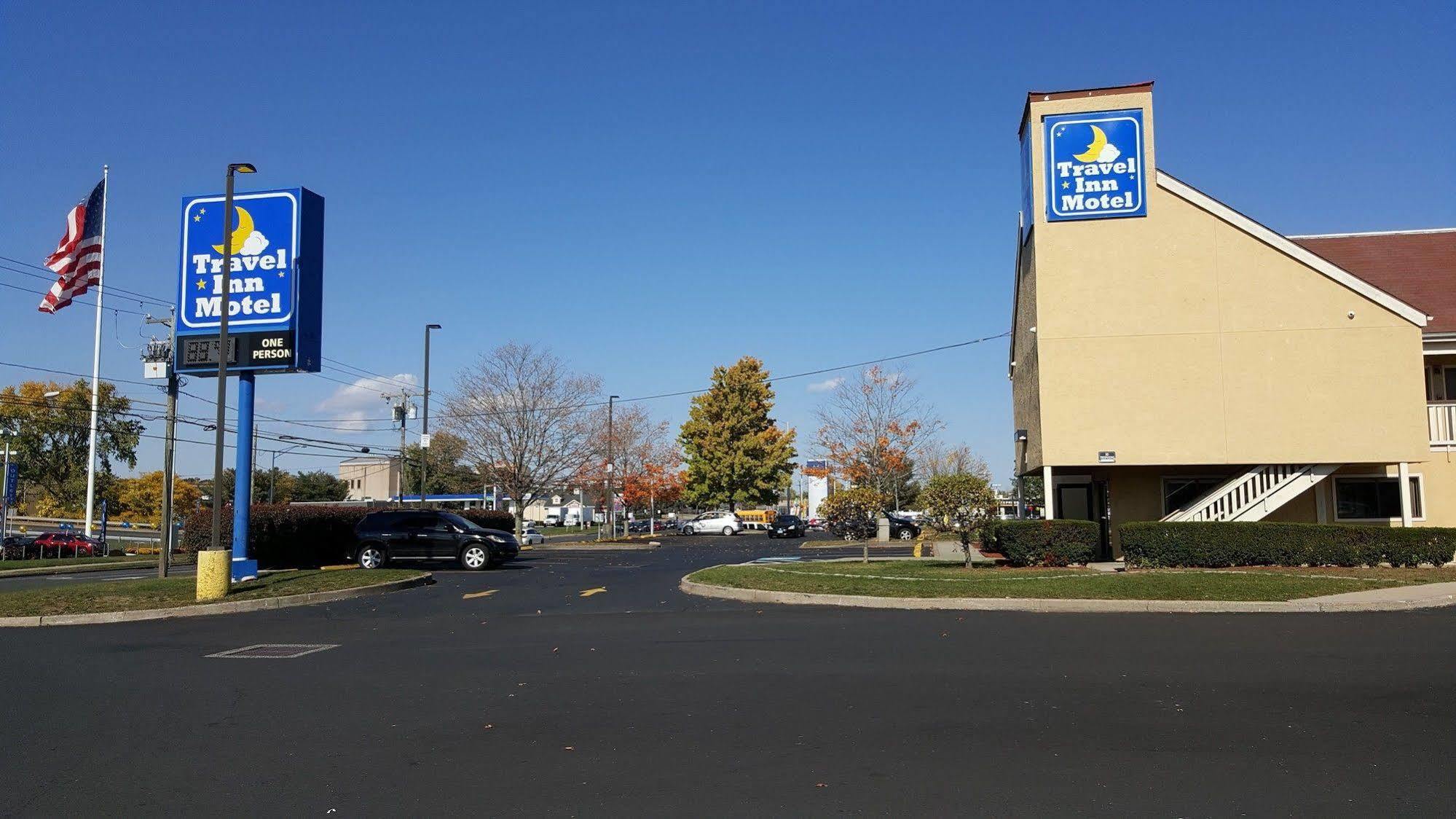 Travel Inn Motel Hartford Exterior photo